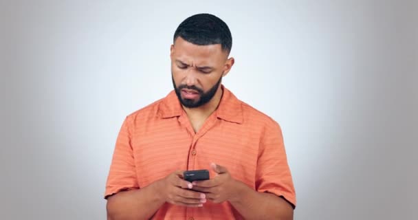 Telefone Estresse Homem Irritado Estúdio Com Wtf Texto Comentários Notícias — Vídeo de Stock