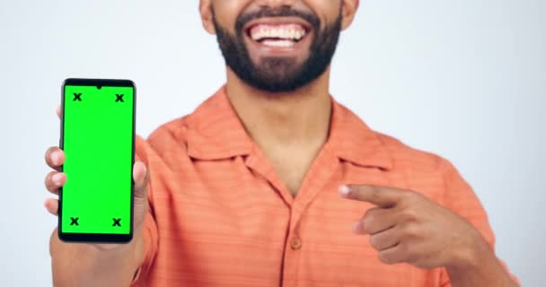 Homem Telefone Mão Apontando Para Tela Verde Estúdio Para Marketing — Vídeo de Stock