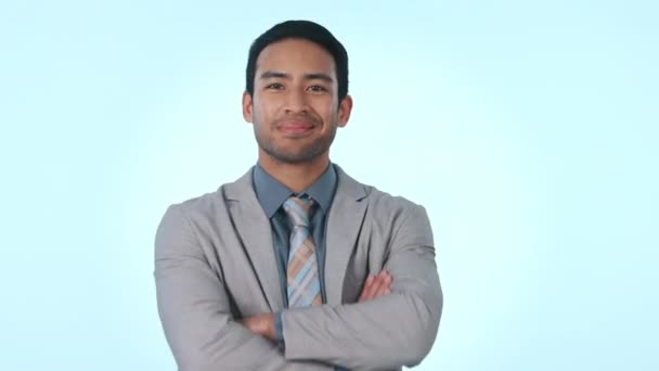 Lykkelig Forretningsmand Krydsede Arme Professionel Ledelse Studiebaggrund Portræt Asiatisk Mand – Stock-video