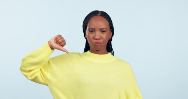 이모티콘 배경에 피드백을 거부하기 스튜디오에서 여성의 엄지손가락 아프리카 모델의 초상화는 — 비디오