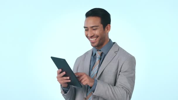 Mutlu Adamı Tablet Sosyal Medya Araştırmaları Iletişim Kurma Gibi Konularda — Stok video