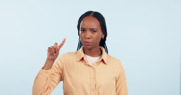いいえ スタジオで女性の指と顔 停止のためのヘッドシェイク 間違ったと白い背景に警告 肖像画 怒っているアフリカのモデルは拒絶の印を拒否し 絵文字と危険の注意を拒否します — ストック動画
