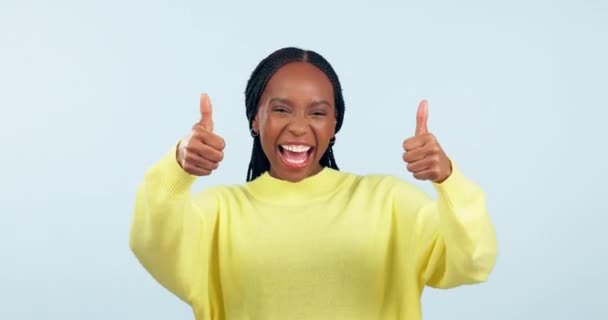 快乐的黑人女人 好消息和大拇指在成功或赢得工作室背景 具有类似情调 同意或赞同或同意模仿的兴奋的非洲女性的肖像 — 图库视频影像