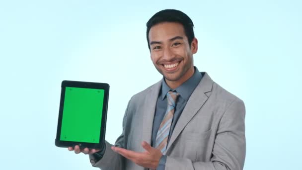 Mutlu Adamı Tablet Avuç Içi Yeşil Ekranda Model Reklam Stüdyo — Stok video