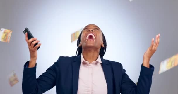 Mujer Negra Feliz Lluvia Teléfono Dinero Celebración Ganar Buenas Noticias — Vídeos de Stock