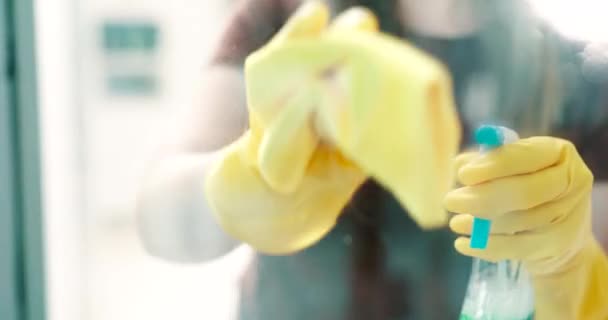 Doek Spuitfles Handen Reinigen Glas Desinfecteren Ontsmetten Bacteriën Met Vloeibare — Stockvideo