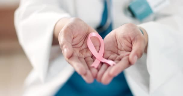 Χέρια Ιατρική Και Μια Ροζ Κορδέλα Για Καρκίνο Του Μαστού — Αρχείο Βίντεο
