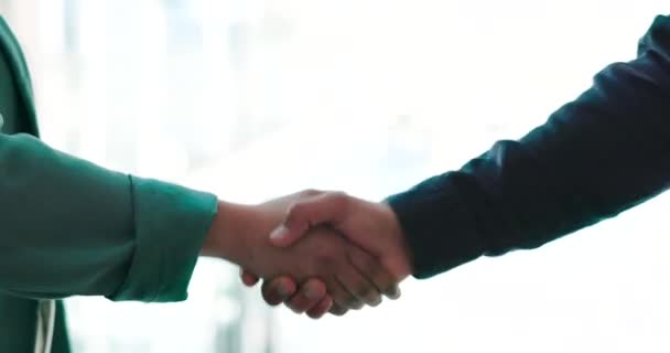 Χειραψία Καλωσόρισμα Συνεργασία Τους Επιχειρηματίες Closeup Ένα Γραφείο Για Συμφωνία — Αρχείο Βίντεο