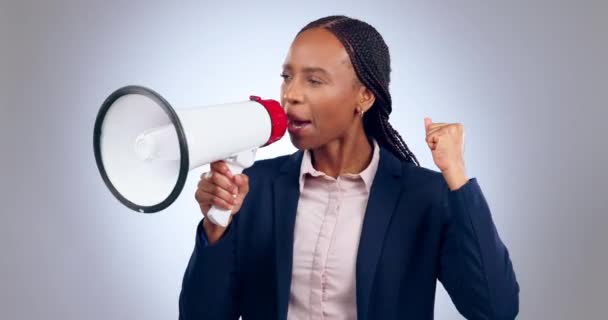 Mujer Negocios Megáfono Protesta Voz Poder Emisión Anuncio Sobre Fondo — Vídeos de Stock