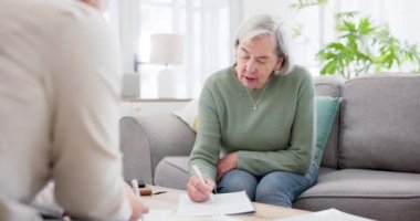 Finansal danışman, kıdemli kadın ve varlık yönetimi, emeklilik sözleşmesi veya sözleşme belgeleri için imza. Kayıt, toplantı ve sigorta evrakları için yaşlı müşteriyle broker ya da noter..