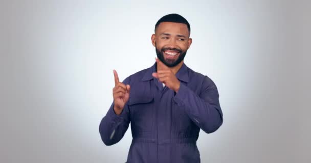 Señalar Feliz Hombre Estudio Con Maqueta Marketing Promoción Publicidad Sonrisa — Vídeos de Stock