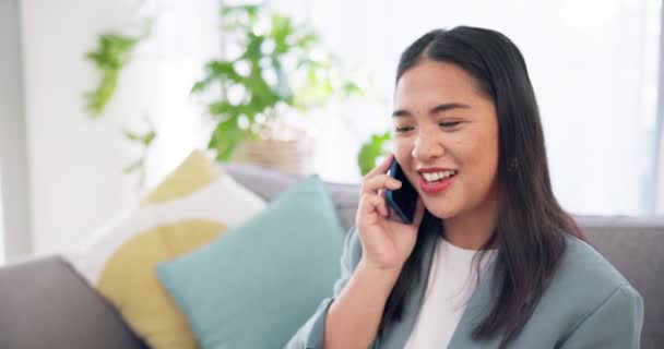 Telefonopkald Glad Asiatisk Kvinde Taler Sofaen Hjemmet Chat Samtale Smartphone – Stock-video