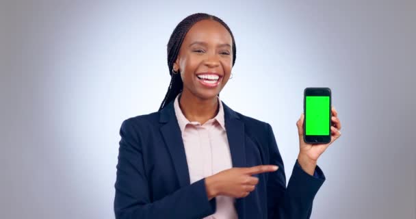 快乐的黑人女人 电话和绿色的屏幕 大拇指在灰色的工作室背景下被模仿 具有类似情调 同意或同意使用智能手机的非洲女性的肖像 — 图库视频影像