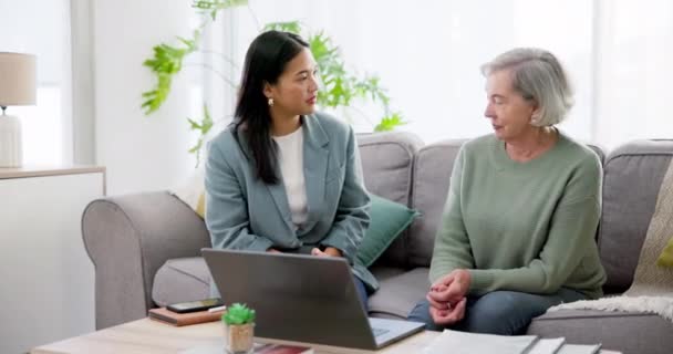 Senior Mujer Finanzas Con Conversación Portátil Para Seguro Vida Préstamo — Vídeos de Stock