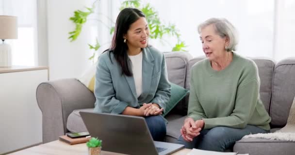 Financiën Vrouw Senior Met Laptop Advies Voor Levensverzekeringen Hypotheekleningen Pensioeninvesteringen — Stockvideo