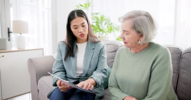 Finanzen Frau Und Senior Mit Diskussion Über Belege Für Lebensversicherungen — Stockvideo