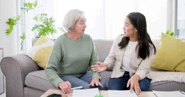 Životní Pojištění Žena Senior Dokumenty Poradenství Pro Finance Hypoteční Úvěr — Stock video
