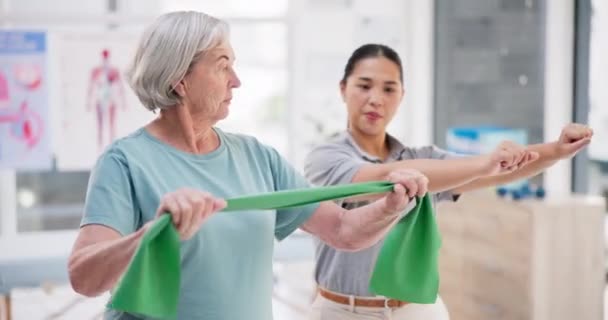 Estiramiento Banda Resistencia Fisioterapeuta Con Anciana Equipo Ayuda Entrenamiento Rehabilitación — Vídeos de Stock