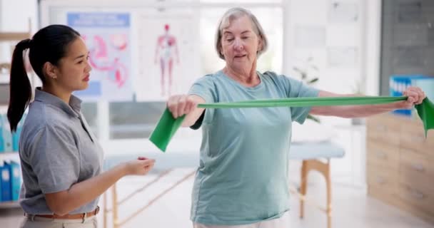 Fisioterapia Ejercicio Anciana Con Banda Resistencia Terapeuta Equipo Que Ayuda — Vídeos de Stock