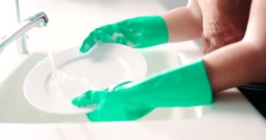 Mutfakta temizlik, sürdürülebilirlik ya da ev işi için el, su ve bulaşık yıkayın. Temizlik, eldiven ve temizlikçi olarak ev temizliği için musluktaki kişinin bakterisini çıkarmak..