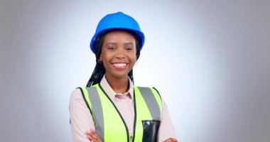 Yüz, kadın ve mühendislik stüdyoda inşaat, lojistik yönetimi veya gri arka planda endüstriyel gelişim için. Portre, mutlu Afrikalı teknisyen ve eli kolu bağlı müteahhit.