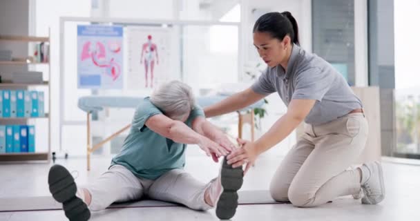 Fyzioterapie Seniorka Protahování Nohou Pro Zotavení Cvičení Hojení Zranění Fyzioterapie — Stock video