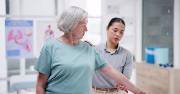Äldre Kvinna Sjukgymnastik Läkare Och Stretching Muskler Träning Stöd Eller — Stockvideo