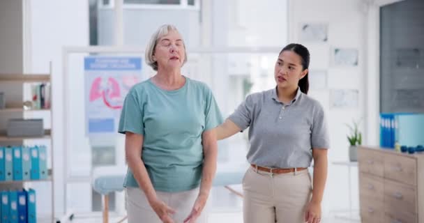 Kıdemli Kadın Fizyoterapi Doktoru Esneme Kası Sağlık Kliniğinde Egzersiz Desteği — Stok video