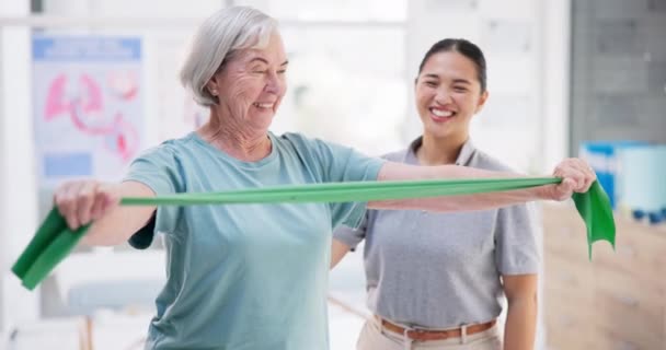 Физиотерапия Упражнения Пожилая Женщина Резистентной Лентой Терапевт Помогающий Реабилитацией Травм — стоковое видео
