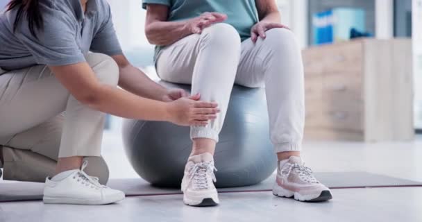 Altenpflege Physiotherapeut Und Beine Auf Gymnastikball Für Rehabilitation Gelenkschmerzen Und — Stockvideo