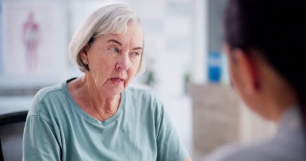 Μιλώντας Ηλικιωμένη Γυναίκα Και Γιατρός Συμβουλευτική Συμβουλές Ιατρικό Ραντεβού Ανατροφοδότηση — Αρχείο Βίντεο