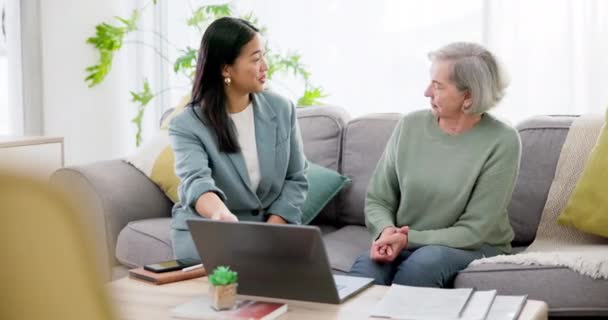 Životní Pojištění Žena Senior Notebookem Komunikace Pro Finance Hypoteční Úvěr — Stock video