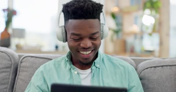 Hogar Auriculares Hombre Negro Sofá Tablet Streaming Música Con Conexión — Vídeo de stock