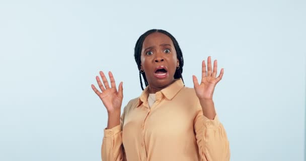 Шокирован Удивлен Поражен Лицом Черной Женщины Студии Объявления Сделки Новостей — стоковое видео