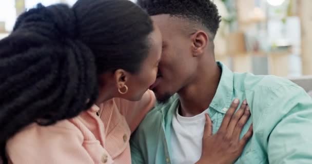 Ευτυχισμένος Άντρας Και Γυναίκα Φιλιούνται Στο Σπίτι Για Αγάπη Φροντίδα — Αρχείο Βίντεο