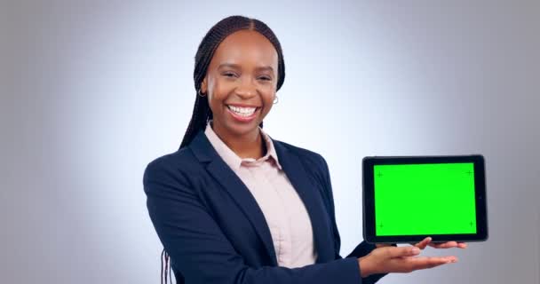 Vrolijke Zwarte Vrouw Tablet Groen Scherm Mockup Met Oke Teken — Stockvideo