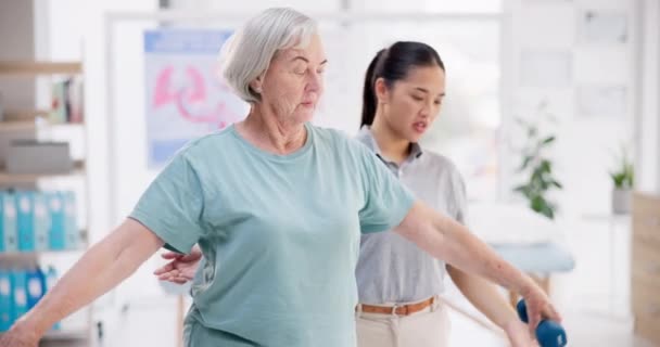 Старшая Женщина Физиотерапевт Упражнения Мышцы Растяжение Поддержки Физиотерапии Консультации Здравоохранения — стоковое видео