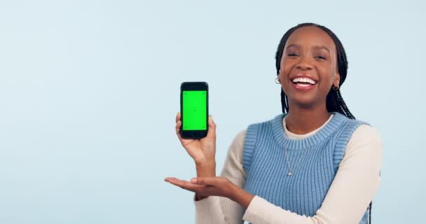 快乐的黑人女性 手机和绿色屏幕在广告或营销的工作室背景 具有手机应用程序 显示或跟踪标识的非洲女性形象模拟 — 图库视频影像