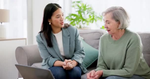 Kommunikation Frau Und Senior Mit Laptop Für Lebensversicherung Hypothekendarlehen Oder — Stockvideo