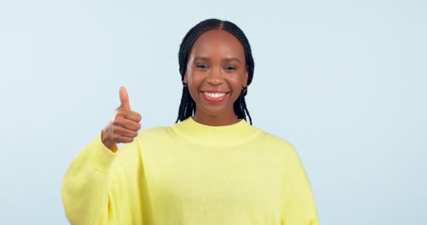 黑人妇女 大拇指上下在决定 选择或批准在工作室的背景 非洲女性的肖像 有类似的情调 有的有的有 有的没有 有的没有 有的不赞成 有的有的质疑 — 图库视频影像