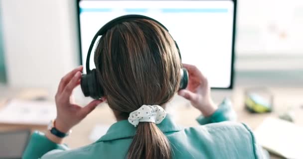 Çağrı Merkezi Bitirme Kadın Kulaklıkla Müşteri Hizmetleri Yardım Masasında Iletişim — Stok video