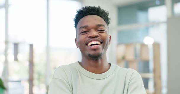 Viso Sorriso Risate Con Uomo Colore Designer Nel Suo Ufficio — Video Stock