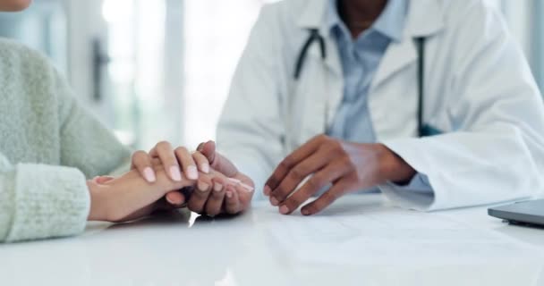 Držte Ruce Lékaře Pacienta Empatií Zprávami Zdravotní Péčí Komfortem Pomocí — Stock video