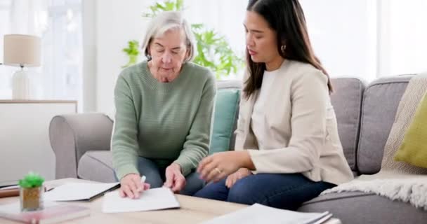 妇女和老年人与财务和文件人寿保险 抵押贷款或退休投资沙发在家里 用于资产管理或税务的会计 人事和财务预算 — 图库视频影像