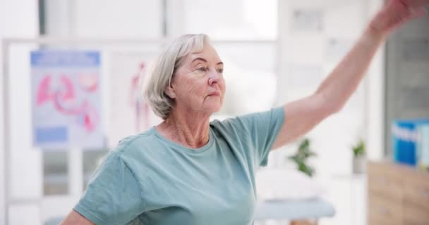Mujer Mayor Estiramiento Fisioterapia Con Cuidado Ancianos Salud Bienestar Corporal — Vídeos de Stock