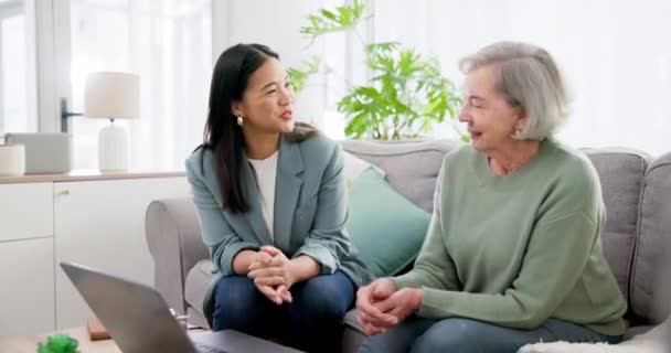 生活保険 住宅ローン 家庭でのソファーの資金のためのコミュニケーションとラップトップを持つ退職投資 女性とシニア アセットマネジメントのための会計 財務予算 — ストック動画