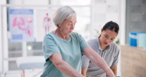 Physiotherapeutin Beraterin Und Seniorin Mit Kurzhanteln Rehabilitation Oder Gesundheitspflege Alte — Stockvideo
