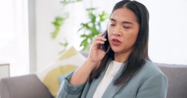 Telefonopkald Snak Asiatisk Kvinde Sofaen Hjemmet Chat Samtale Smartphone Tale – Stock-video