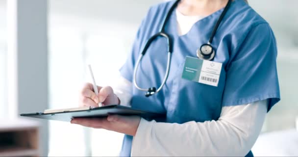 Hände Schrift Und Ärztin Mit Klemmbrett Einem Krankenhaus Mit Versicherung — Stockvideo