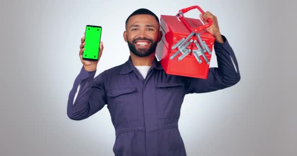 Механический Человек Телефон Зеленым Экраном Студия Улыбкой Лице Инструментальной Коробки — стоковое видео